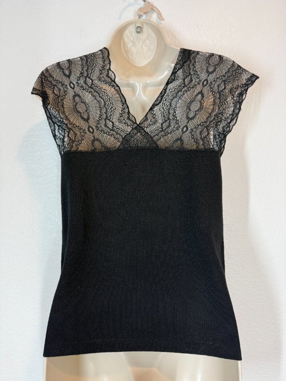 Frank Lyman Black Lace Top Blouse Size Small Sheer Floral Lace Cap Sleeve - Picture 3 of 9